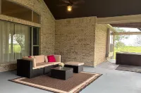 Countryside Serene Sunset Ranch: 50-acre luxury retreat, Hot tub, sleeps 10!