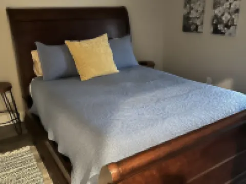 Luxury cabin in county but not far from downtown. Hot tub on back porch. Hotels in Ellijay