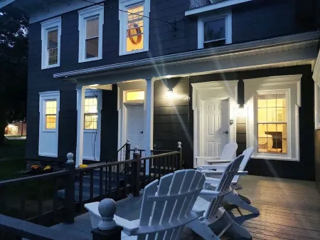 Set within a beautifully restored 19th century home in the Heart of Watkins Glen Отели рядом с достопримечательностью «Парк штата Уоткинс Глен»