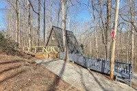 Cozy A-frame Tiny Home with Game room 3 Minutes to Lake Hartwell!