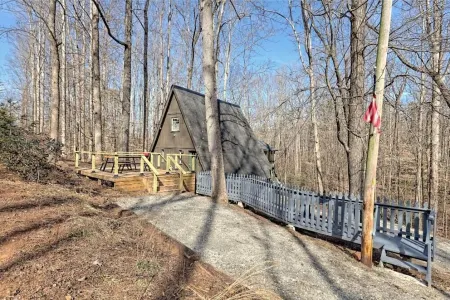 Cozy A-frame Tiny Home with Game room 3 Minutes to Lake Hartwell!
