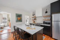 Urban Retreat: Bright, Stylish Top-Floor Apartment Near Universities & Dining