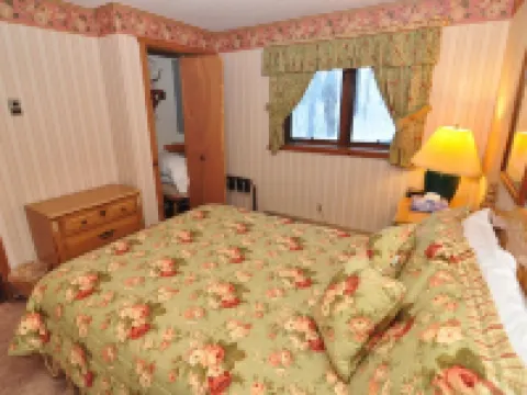 Ski-in ski-out 1 Bdrm Chalet w sauna on slopes & lake - sleeps 2 Hotels in Iron County