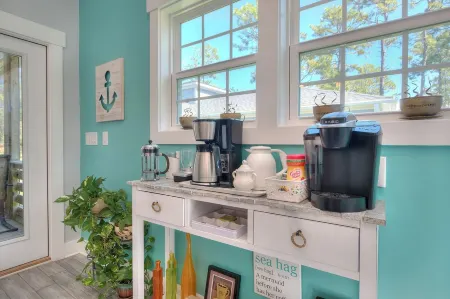 Swimming Pool, Elevator, Fire Pit, EV Charger, Pickleball, Walk to Beach!