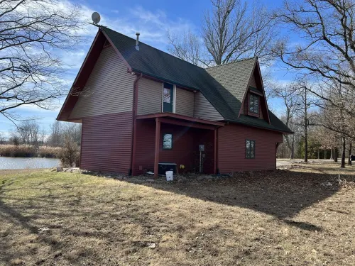 Lake & Oaks Hideaway- Hidden Cabin on Private Lake