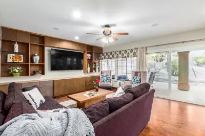 Pool and Jacuzzi + Rock slide + FUN amenities for all! Hotel a Ahwatukee Foothills