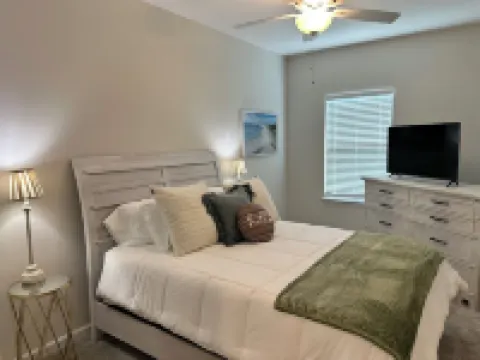 SUNNY NICEVILLE! Very Nice, new 3/2.5 Townhome .04 mile from water! Hotels in Niceville