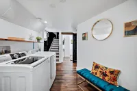 Stylish 2 bedroom Apt Steps from Tennyson/Regis