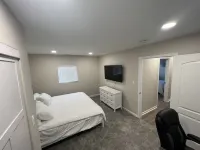 PERFECT - LARGE CUSTOM HOME - Completely Renovated, Beautiful Fenced in Yard!!!! Fountain Square Theatre Building周辺のホテル