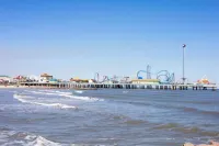 Cozy Retreat with Large Game Room. Only Minutes to the Beach and the Strand.