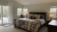 Tranquil Squirrel’s Nest – Private 2.9 Acre Cabin w/ Hot Tub & WiFi Mtn Views Hotels near Designs By Christine