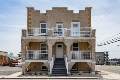 Ocean Block Haven: Stylish 1Br Retreat with Beach Badges Next to the Shore Store