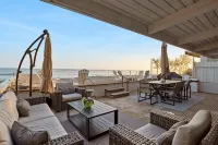 Beachfront Bliss - Steps to Sand + 5 Large BRs - 3성급