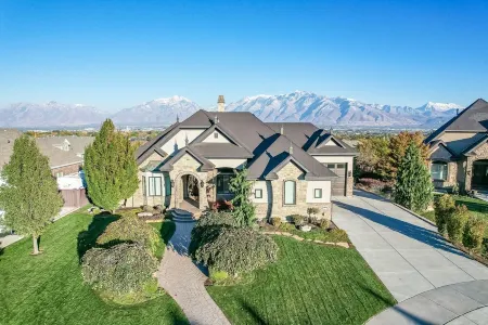 Luxury Family Home, 15 Miles to Downtown SLC!