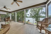 Lakefront Stunner on Lake Sinclair!