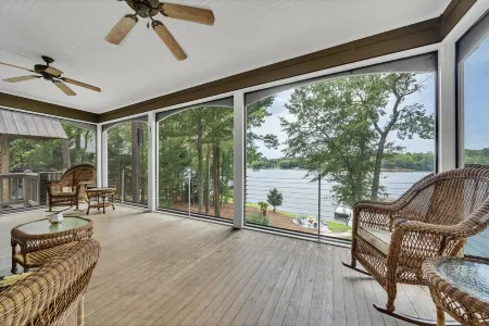 Lakefront Stunner on Lake Sinclair!