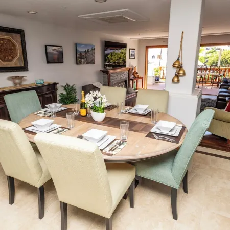 Hamilton Cove 2-bedroom condo with golf car & A/C in pleasant Catalina Island