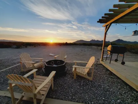 Starlight Sanctuary: Modern Off-Grid RV/Camper with A/C+Wifi Minutes from BBNP