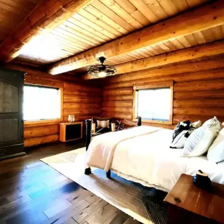 New Build Modern Log Cabin in the Heart of Pine on 2 acres of secluded Forest Отели в г. Пайн