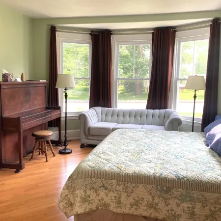 Private 1st Floor Studio in Victorian Home - Steps to LL Bean, Downtown Freeport