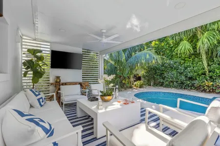 New! Luxurious Villa with Pool in West Palm Beach. 5 min from the Beach! Отели в г. Уэст-Палм-Бич
