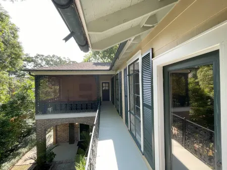 Mid-Century Modern - 3600sqft - 1 Mile to CBDHistoric Surroundings, Walk to CBD Отели в г. Мобил