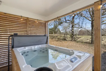 The Farmhouse @ Desoto Farms with Hot Tub!
