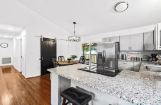 Modern Charm in Holly Springs: New Transformed Home 霍利斯普林斯酒店