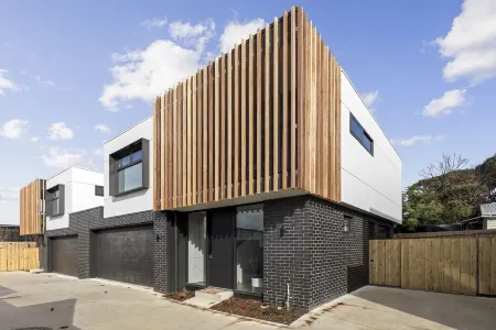 3 Bedroom Townhouse - Centrally Located Отели в г. Торки