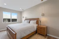 Brand New Ocean View Beach House w Hot Tub & Sauna