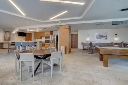 Location, Location, Location HUGE 2000 Sq Ft Condo 17TH Floor Views --- Sleeps 8