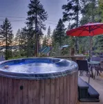 Cozy, secluded cabin, great location and beautiful spa with sweeping views!