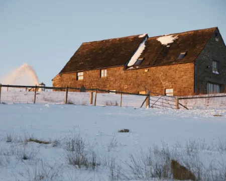 Historic Barn With Breathtaking Views Over Derbys/Staffs Border. Pet friendly. Hotel a Leek