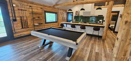 New Lux Modern Cabin w/Amazing Views, Pool Table, Christmas & Ski Holiday Await