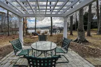 All Season Retreat!  Warm Waters, 2 Firepits, Cozy Boathouse!  Indoor Fireplace! - Træningscentre