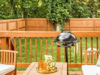 7 Mins to the Beach! Fire Pit, BBQ, Games, Fully Equipped Kitchen & Beach Gear Hotels in Colonial Beach