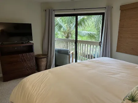 Relaxing Kailua-Kona 2 bed/2 bath condo with central AC across street from beach