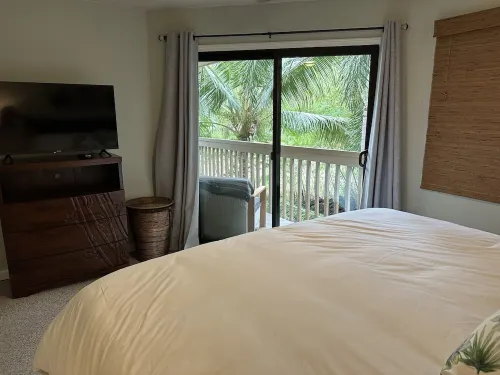 Relaxing Kailua-Kona 2 bed/2 bath condo with central AC across street from beach