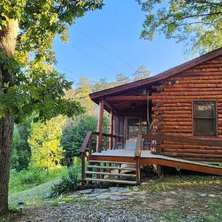 River's Bend Cabin Offers Solitude and Play on the Upper James River Отели в г. Ботетот