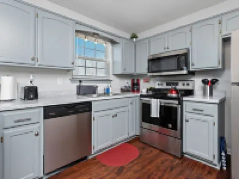 ⭐️ Luxe Paradise ⭐️  3 King Beds ✅  Fast Wifi ✅  Free Parking Hotels in Raymore