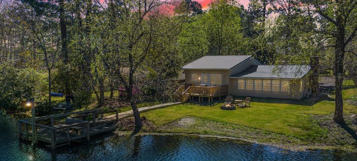 Jewel on the Lake - Relaxing Lakefront Home Hotels in Clarendon County