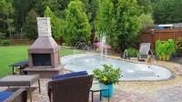 Spacious suite with fenced back yard, deck, gas grill, fireplaces and splash pad Hotel a Clarke County