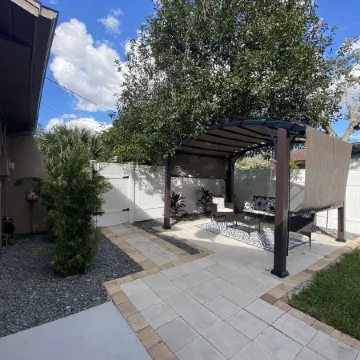 Cheerful 1 bedroom guest suite with pool and yard