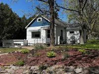 Newly remodeled cottage in the heart of Crosby near restaurants and biking trail