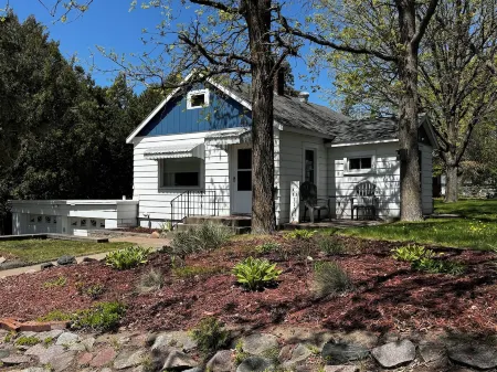Newly remodeled cottage in the heart of Crosby near restaurants and biking trail