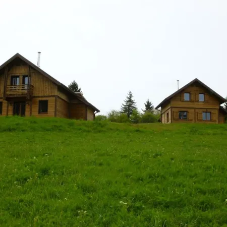 Exceptional: 4-bedroom south-facing chalet on large lot at the foot of the slopes