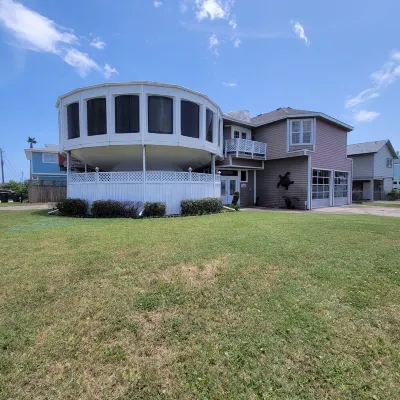 The Spaceship -Canal Home with Kayaks- Near the Beach Hotels near Salt Cedar Avenue Beach Access Point #36