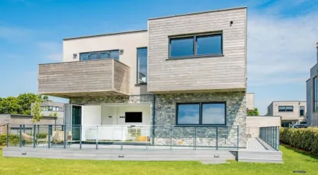 Luxury Yachthaven Living - Modern 5 Bedroom Home Sea Views Отели в г. Хейлинг-Айленд