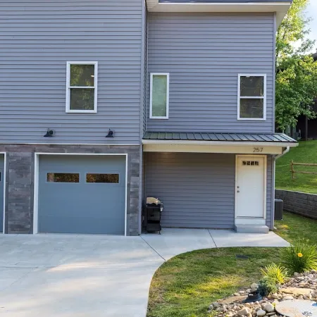 Cozy and quiet new townhome minutes from the mall exit.
