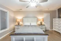 Luxury retreat with panoramic views at Mount Sinai Manor! Dalton Factory Stores 주변 호텔
